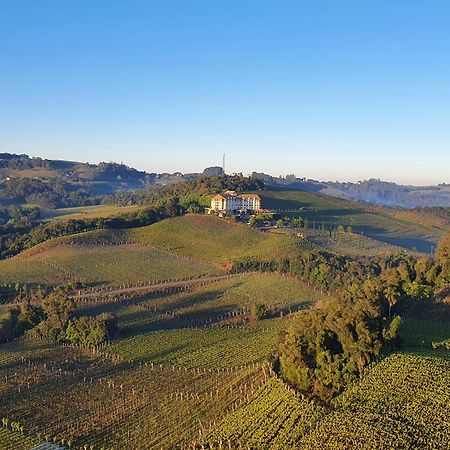 Spa Do Vinho Condominio Vitivinicola Bento Goncalves Exterior photo A view of the Monferrato hills