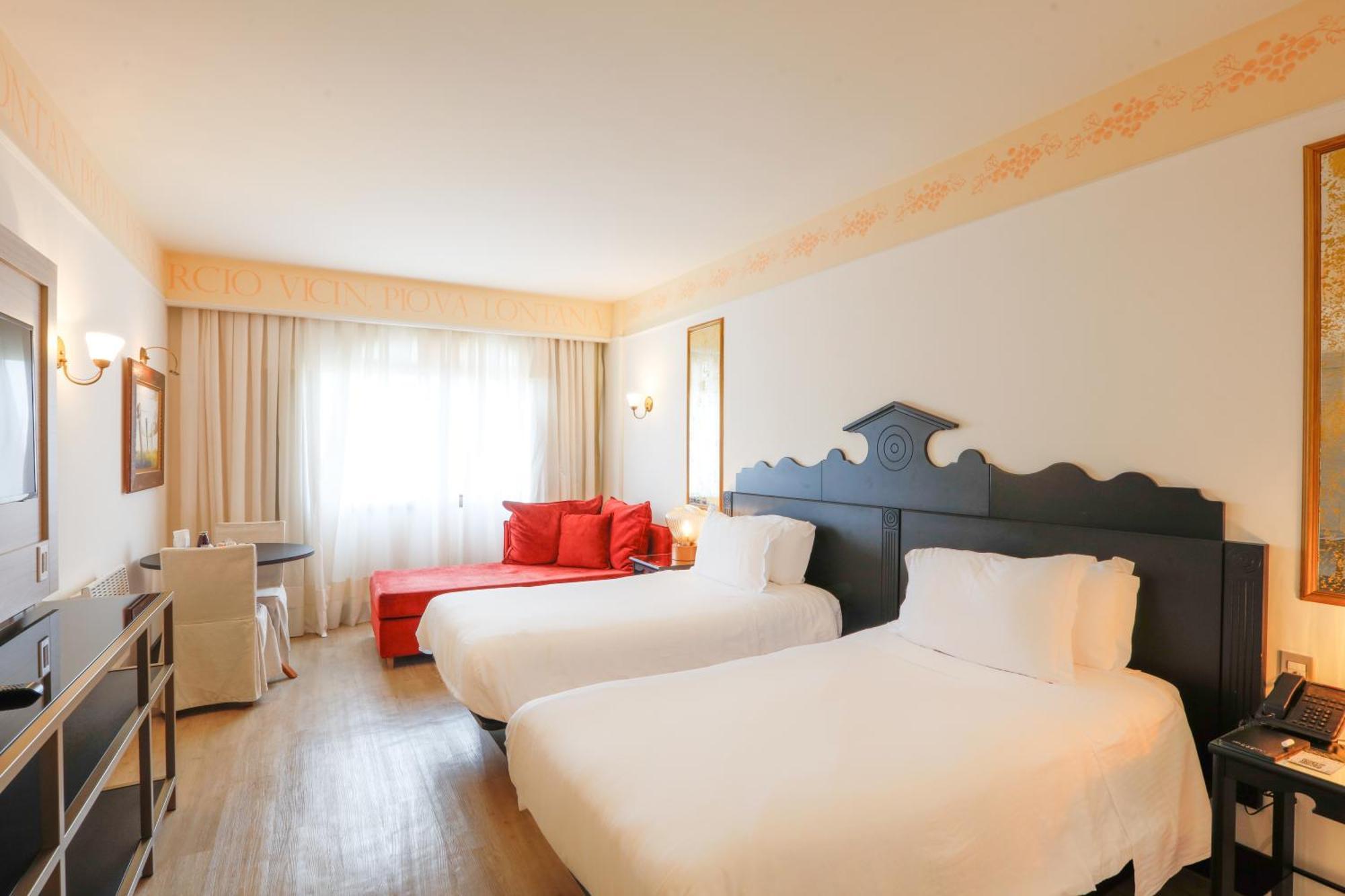 Spa Do Vinho Condominio Vitivinicola Bento Goncalves Exterior photo A typical room at a Novotel