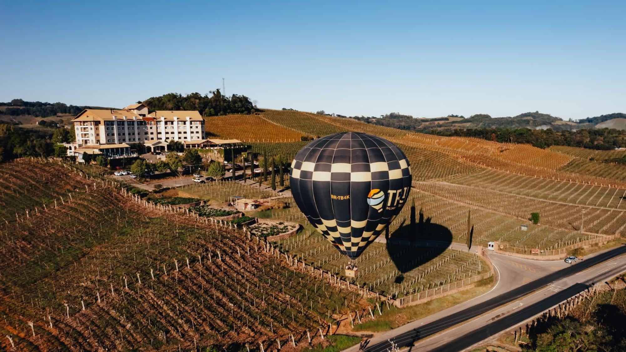 Spa Do Vinho Condominio Vitivinicola Bento Goncalves Exterior photo Hot air balloon over the vineyards of the resort