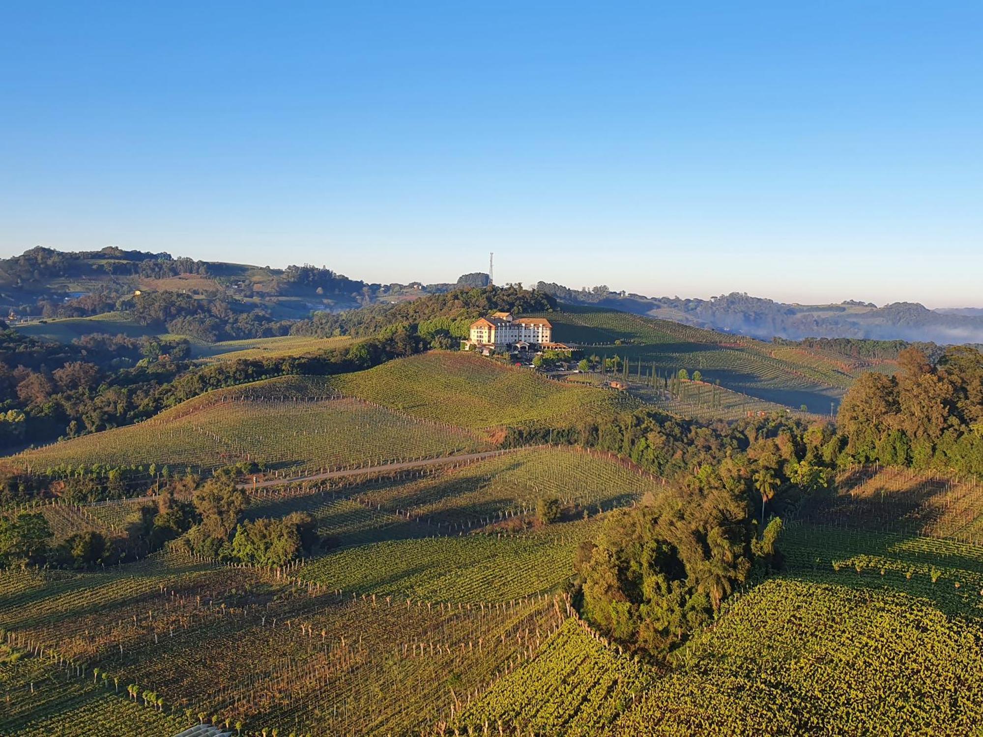 Spa Do Vinho Condominio Vitivinicola Bento Goncalves Exterior photo A view of the Monferrato hills